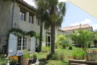 Image de Landlust im Perigord in Einem Ausgebauten Scheunenhaus mit Suptropischem Garten