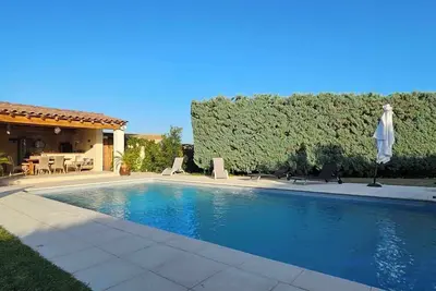 Gîte mitoyen dans propriété avec piscine