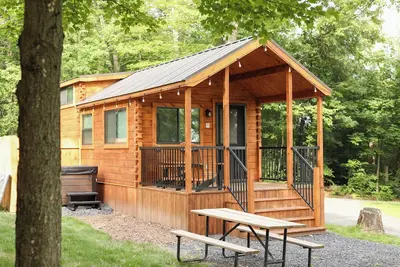 Image de The Bellefonte Campground presents: Tiny Home | 1 Bedroom with Hot Tub