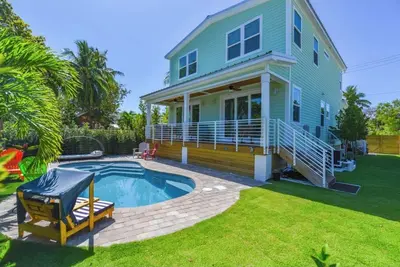 Image de Palms and Pool Paradise
