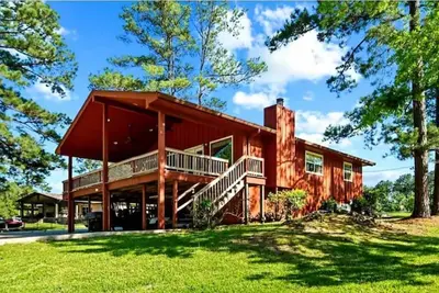 Image de Lake Front Cabin! \nPool, Basketball, Boat parking & Firepit. Lots of parking.