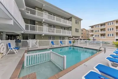 Image de 7203 Atlantic Ave Unit 304\n\nRecently renovated condo right by the beach! !