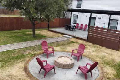 Image de Simply Get-A-Waco - Hot Tub, Sleeps 10+, 5-minute walk to Silos & Downtown Waco!