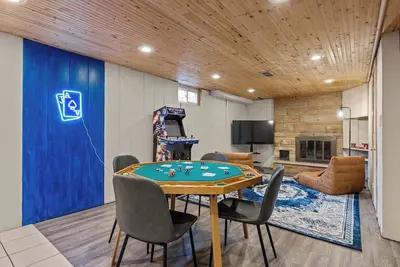 Image de 5bd Urban Retreat: Colleges Nearby • Bbq • Poker • Football Weekends