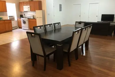 Image de Large and private apartment can sleep up to 8 people comfortably with direct Nyc Manhattan train only 5 minute walk away