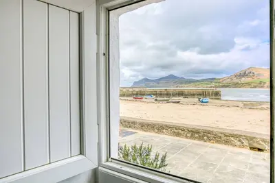 Image de Hen Dafarn - an on the beach that sleeps 5 guests in 3 bedrooms
