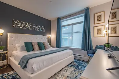 Image de Immaculate Modern 2br Condo with Pool & Parking!