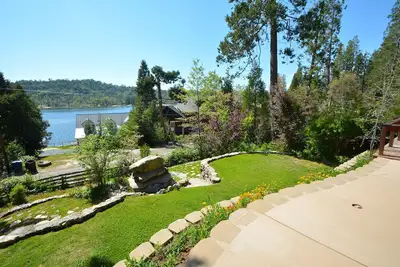 Image de This house is a 3 bedroom(s), 3 bathrooms, located in Bass Lake, Ca.