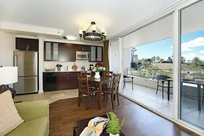 Image de Heart of Waikiki! Close to Beach! Free Parking Nearby! Ac, Wi-Fi, Kitchen