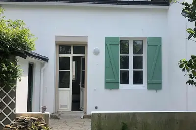 Image de Proche bord de mer, charmante maison de ville rénovée avec terrasse et jardin