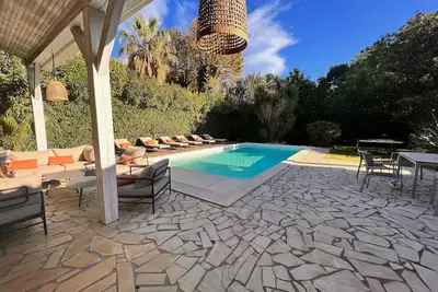 Image de Villa de charme avec piscine et jardin en bord de mer