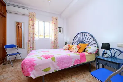 Image de Cozy Modern apartment with private roof terrace for sun and dining al fresco.
