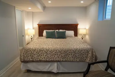 Image de Private and Legal Basement Apartment!