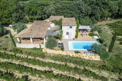 Image de La Maison de Chabrette au milieu des vignes sans vis à vis au calme.