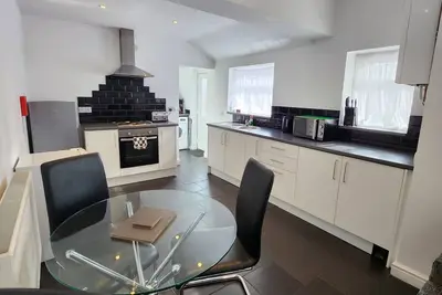 Image de Cosy 2Bed Apt with Free Street Parking