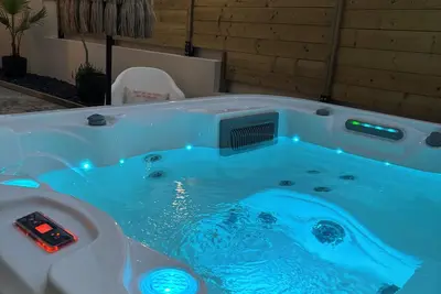 Image de L’Hanoï Maison en pierre entièrement rénovée avec jacuzzi
