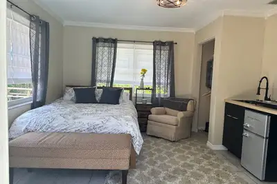Image de Heated Pool - Backyard Privacy- Camping in the Suburbs- 25 min. to the beach