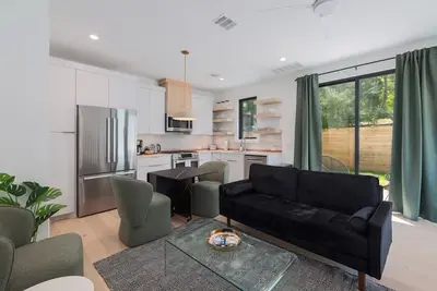 Image de Free Parking, 2 Br, Walk to Food/Bars - Cloudscape