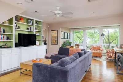 Image de Free Parking, King Bed, 3 Br, Downtown - Treehouse