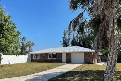 Image de Within walking distance to world renown Warm Mineral Spring Lake in Fl.