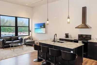 Image de Brand New 2 Br Downtown Burlington! 301s