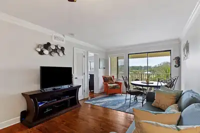 Image de Sandy Beach Escape - 2nd Floor Condo w/ Ocean View! Monthly Rates Available!