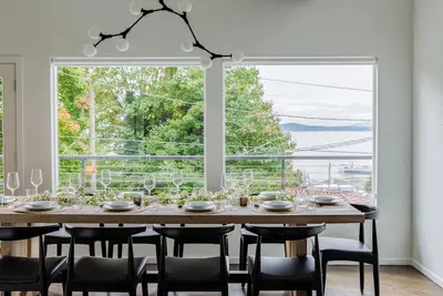 Image de Water & Mountain Views - Luxury City Retreat