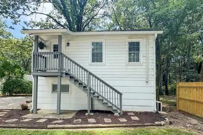 Cozy carriage house- sleeps 4