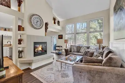 Image de Charming Lake Harmony Vaulted Ceilings - Near Nyc / Phl / Pocono Raceway