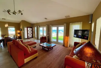 Image de Beachfront 3 bedroom, 3-1/2 bath home steps from the sand, pool & pier!