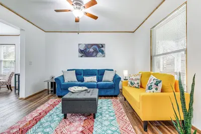 Image de Charming Home - 2 Mi to Niagara Falls State Park!