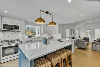 Image de Stylish, spacious, and modern - Just 1 block from a private beach.