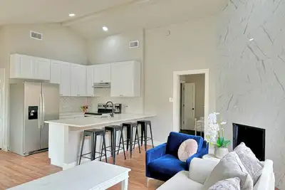 Image de Grandscapes! Centrally located near The Colony Shoreline, No Chores