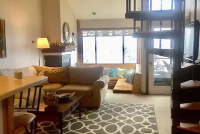 Image de Prime Location! Ski In, Ski Out 3bdr plus bonus room, 3ba, Condo on Dobie