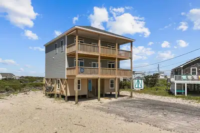 Image de Dog-friendly home with an ocean view, deck, private hot tub, & pool access