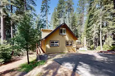 Image de Woodland, dog-friendly house with deck, woodstove, grill, fireplace, & W/D