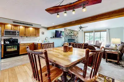 Image de Dog-friendly townhouse with wood-burning fireplace, balcony & washer/dryer