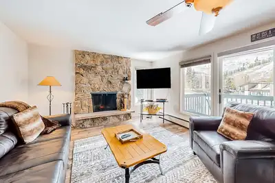 Image de Mountain view condo with 2 balconies, pool & pickleball - steps to free shuttle