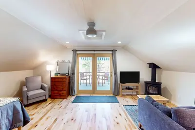 Image de Upper level retreat with a furnished deck, fireplace, fast WiFi, & full kitchen