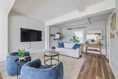 Image de Charming home, walk to Dock Square, boutique shops, galleries, dining & beaches