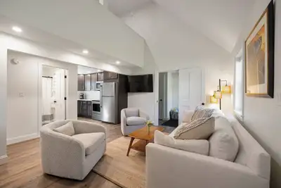 Image de Stylish 2 bedroom quaint cottage with sunroom near beaches, galleries & dining