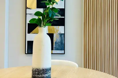 Image de Welcome to your exclusive retreat in the heart of Downtown Dubai! Our 1-bedroom