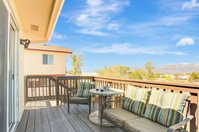 Image de Centrally Located with 180° Mountain Range Views