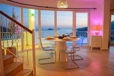 Duplex Apartment, with a big infinity pool and amazing Seaview, near to town. \n