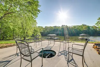 Image de Beautiful Kentucky Lake Getaway w\/ Dock & Deck!