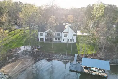 Image de Lake vacation! Private rooms, bar, shuffleboard, foosball, darts & theater room