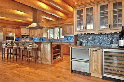 Image de New listing! Stunning Log Cabin on 70 acres w\/private pond & hot tub, near Okemo