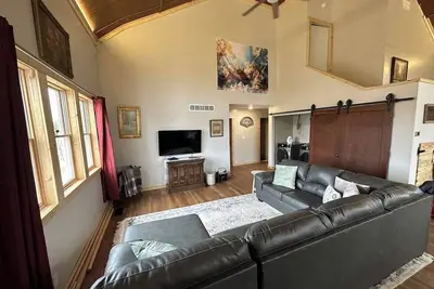 Image de Sanctuary Parish 18Ft ceilings, 5 bedrooms, & 3 baths