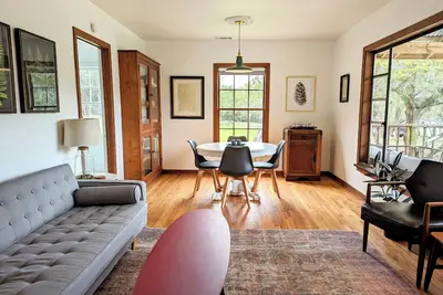 Image de Private Hill Country 1940s Bungalow
