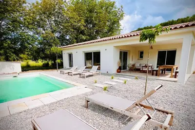 Image de Superbe Villa Neuve au calme, piscine, grd terrain clos, clim, terrasse couverte